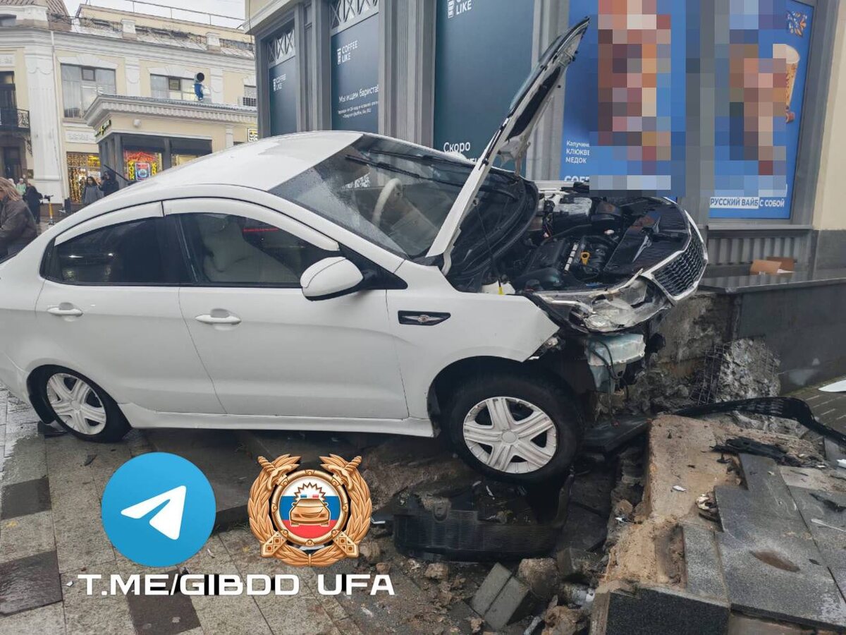    Водителю стало плохо: на Гостином дворе в Уфе машина врезалась в здание