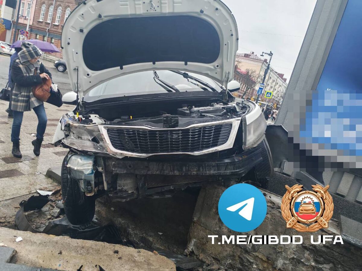    Водителю стало плохо: на Гостином дворе в Уфе машина врезалась в здание