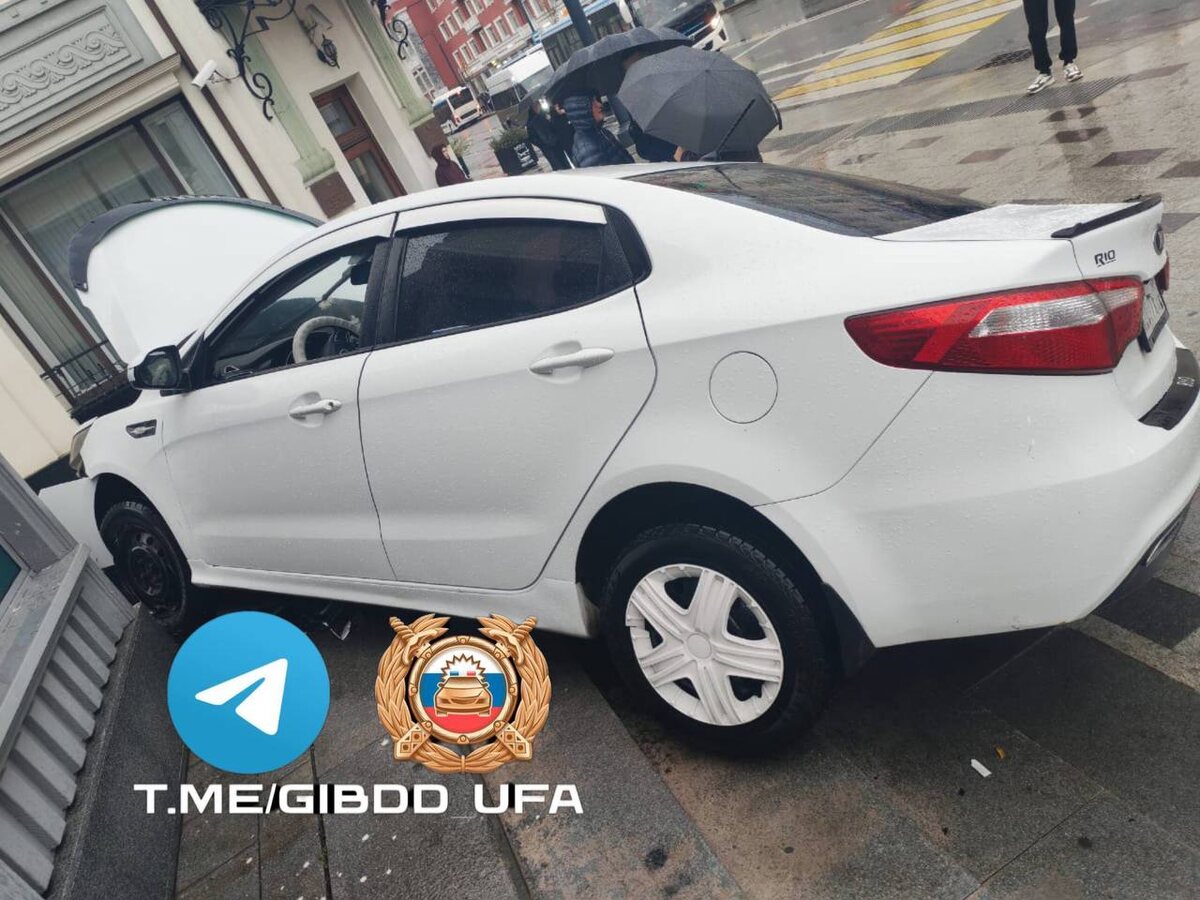    Водителю стало плохо: на Гостином дворе в Уфе машина врезалась в здание