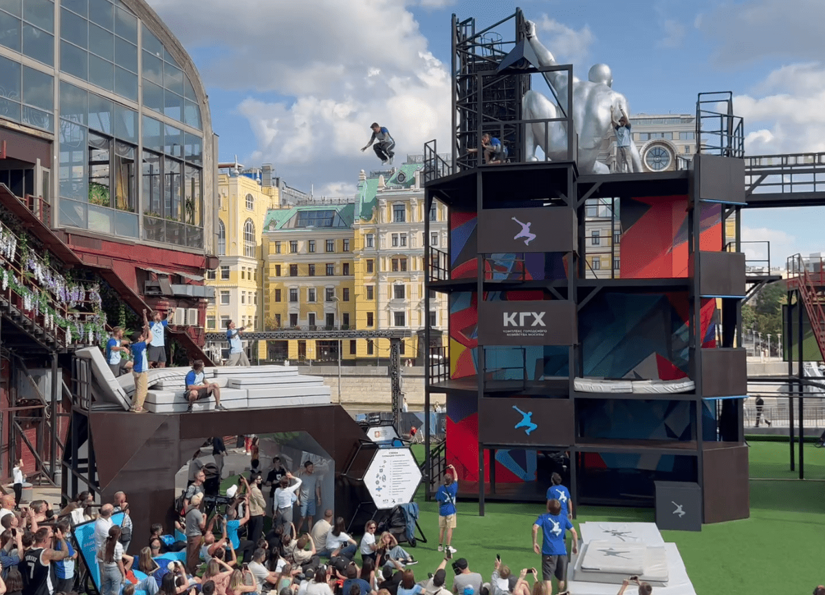 Видео: Давид Белль исполняет трюк из фильма Люка Бессона «13-й район». Август, Москва, Красный Октябрь. Давиду Беллю больше 50 лет.