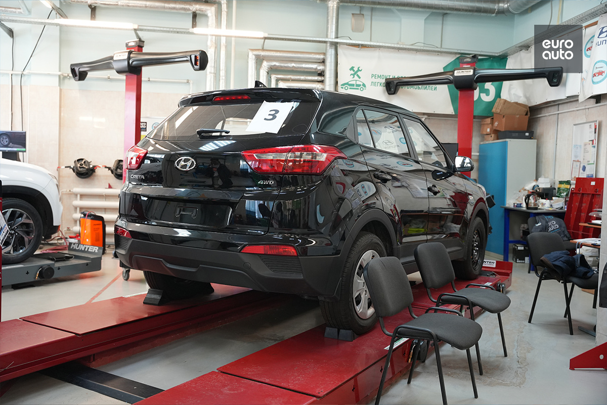 Есть стереотип, что техникумы и колледжи отстают от бизнеса в части освоения технологий. Но это мнение устарело. Сегодня многие из них оснащены по лучшим стандартам современного СТО и готовят специалистов, которые умеют работать и с электрокарами, и с роботизированным оборудованием. Отличный пример — партнеры из техникума Автосервис в Санкт-Петербурге. Это ведущий образовательный центр, специализирующийся на подготовке автомехаников, сварщиков и операторов информационных систем. Учреждение оборудовано всем необходимым для ремонта электромобилей, хотя эти специалисты пока еще являются довольно уникальными на рынке труда.