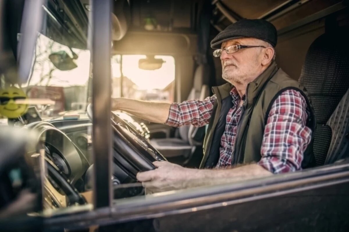    Многие россияне стараются как можно дольше оставаться активными на рынке труда, так как доход от государственного пособия куда меньше средней заработной платы.