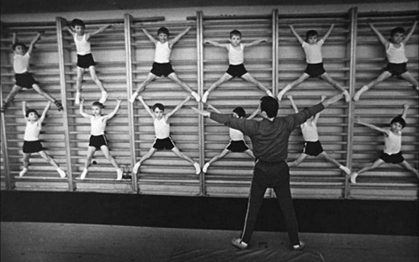  Такая шведская стенка была в любом спортзале советской школы. На снимке школьники… растягиваются. Фото: back-in-ussr.com