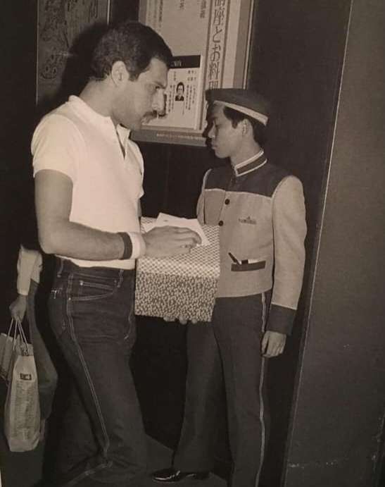 Здесь можно было бы пошутить, что я нашла фото с дочерью, вот она слева - маленькая ручка с пакетами, но не буду. Ведь ручка лифтера не намного больше, чем та слева. Да и не тема для шуток, конечно. Я думаю, обязательно бы кто-то сфотографировал бы его с темноволосой девочкой, ну не прошли бы мимо. Он же не был человеком-невидимкой, право слово