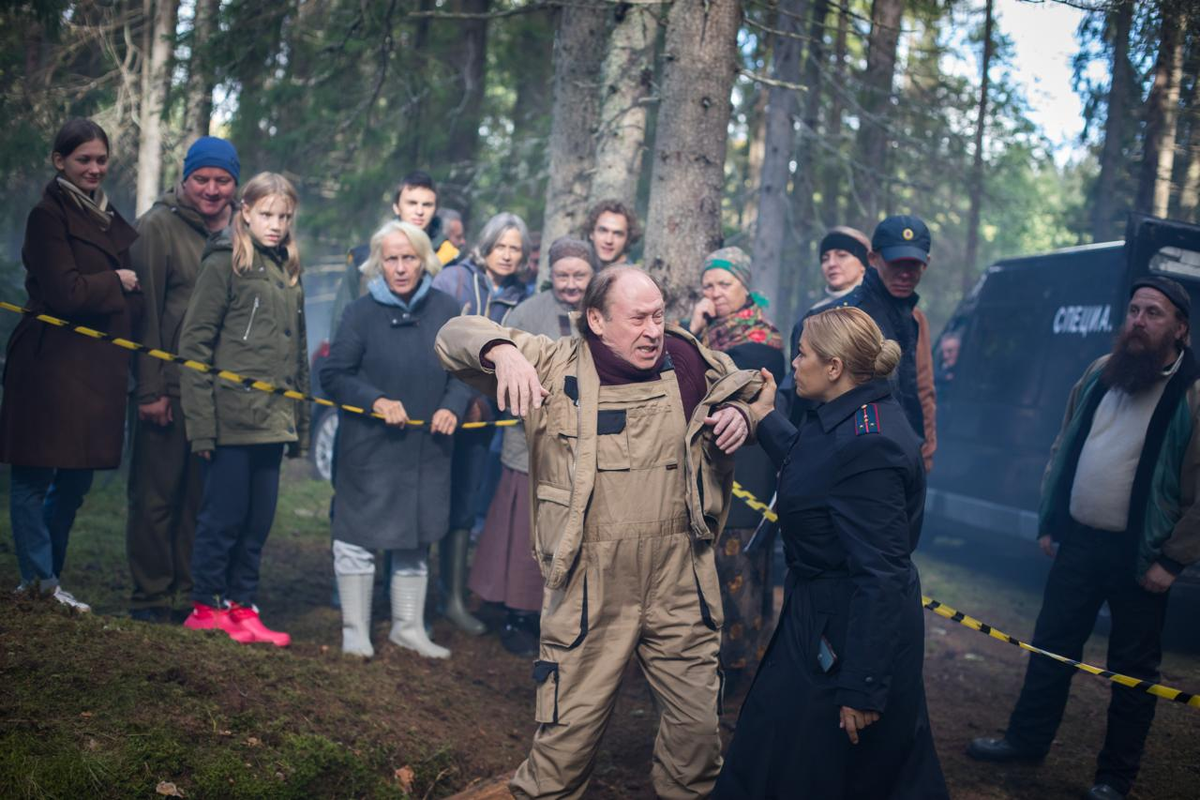 Кадр из сериала "Здесь все свои" (2024)