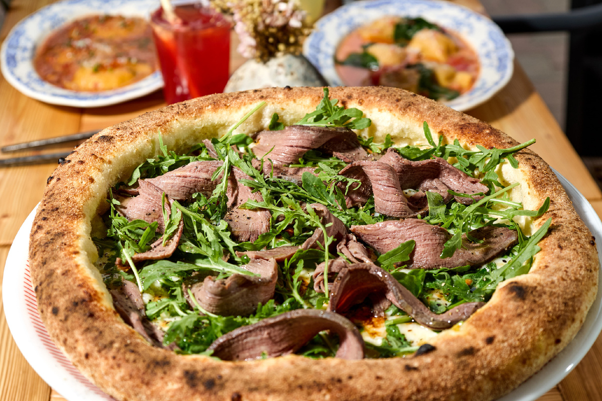 (пицца в ресторане Sei. На мой взгляд— лучшая пицца в городе Курск) 