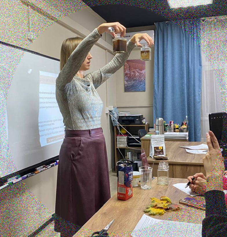 Демонстрирую диффузию при разных температурах на лекции в кафе-лектории "Маяк"