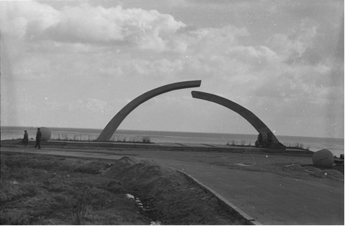 Рис. 2. Памятник «Разорванное кольцо». 1970-1972 гг. Фото из открытых источников.