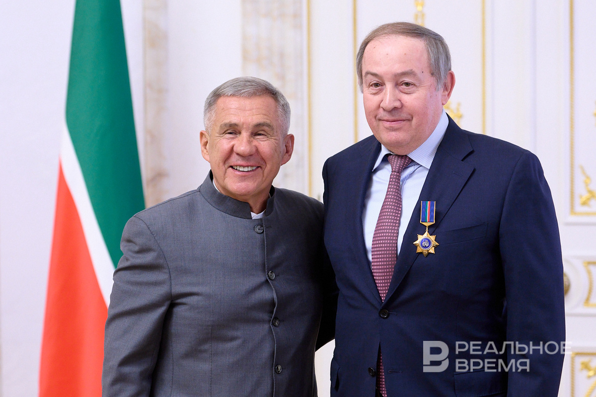    Председатель Совета директоров АО «ТАИФ» Рустем Сультеев получил высокую государственную награду — орден «Дуслык». Динар Фатыхов / realnoevremya.ru