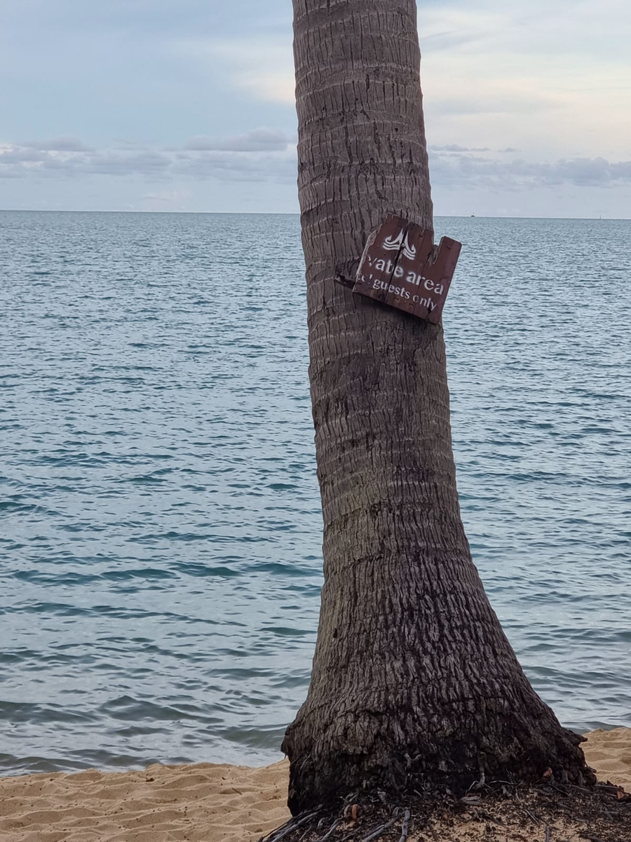 Табличка прибита высоковато.  Сидящий не видит. 