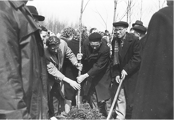Закладка первого памятника на Дороге жизни. 1965 год. Фото из открытых источников.