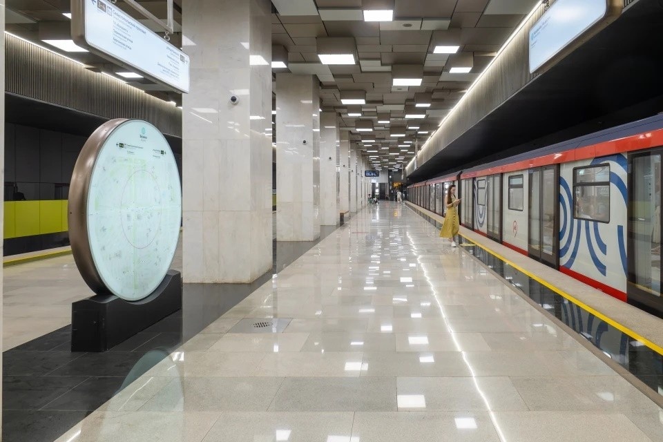    Женщину спасли после падения на пути в московском метро Михаил ФРОЛОВ