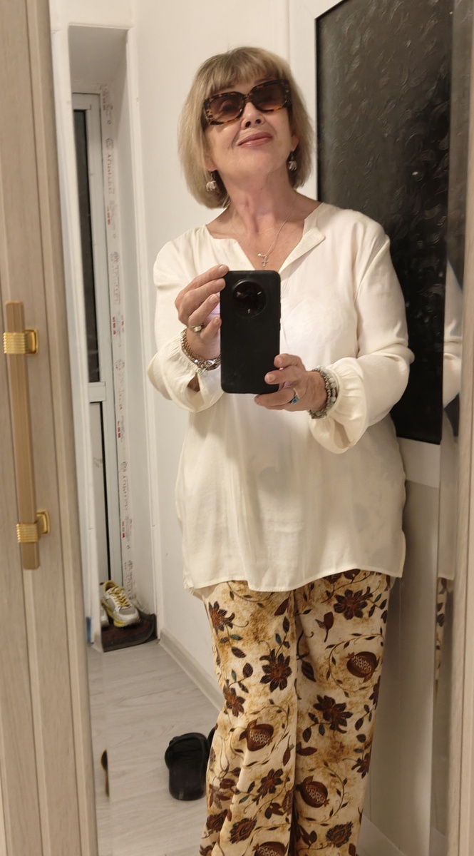 Вот такая я пошла, только ещё на голову жёлтый платок повязала