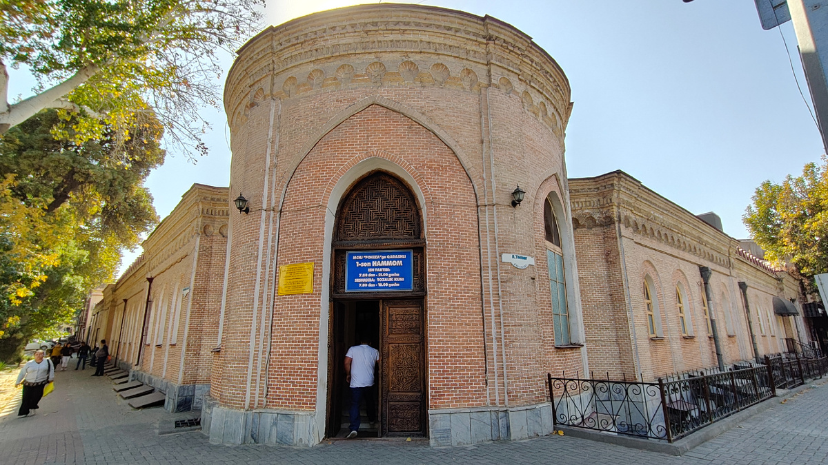 Хамам с 19 века стоит. И это охраняемый объект. На всех таких в Самарканде  висят жёлтые таблички 