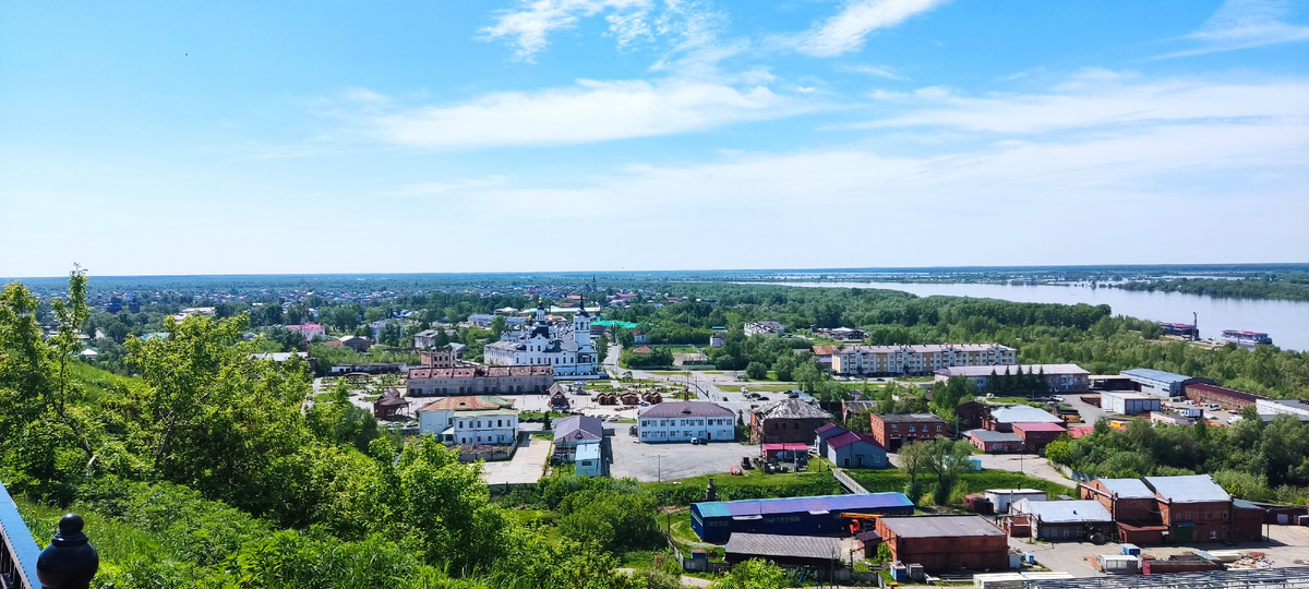 Вид от стен кремля, на переднем плане Базарная площадь