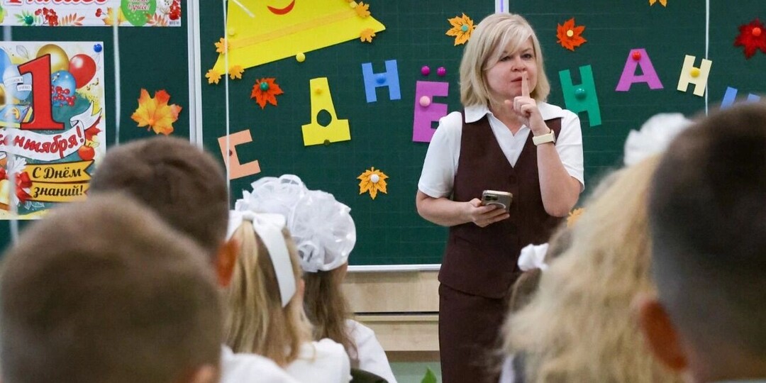 Нагрузка растет, зарплаты режут. Как учителя стали новыми бедными