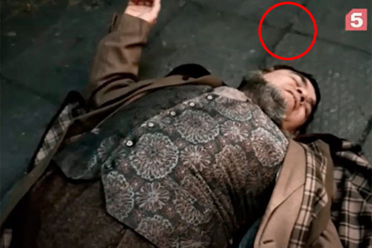 Пятый канал Россия / YouTube📷Когда осмотр начинает Холмс, под Дреббером можно заметить уличные плиты, а из-под них выбивается трава