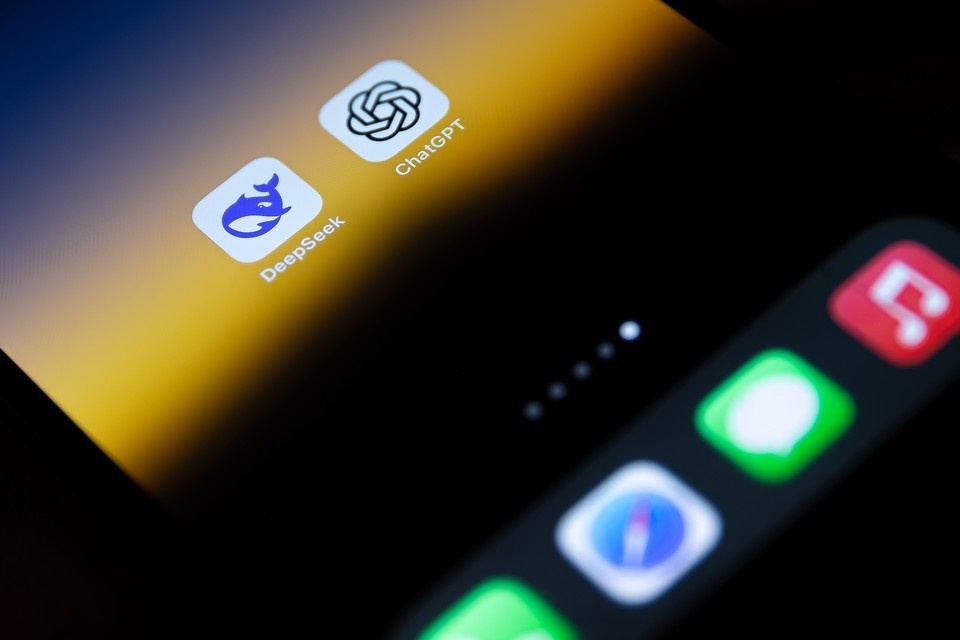    В сети активно расходятся видео с разными сюжетами, созданных с помощью сервиса GLOBAL LOOK PRESS