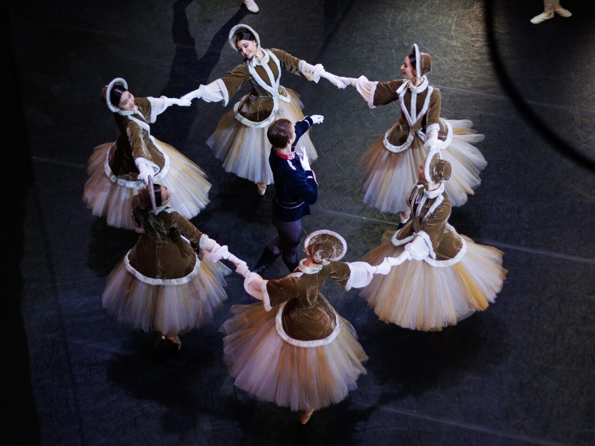    Сцена из спектакля "Лебединое озеро" Музыкального театра Карелии. Фото: "Республика"/Михаил Никитин