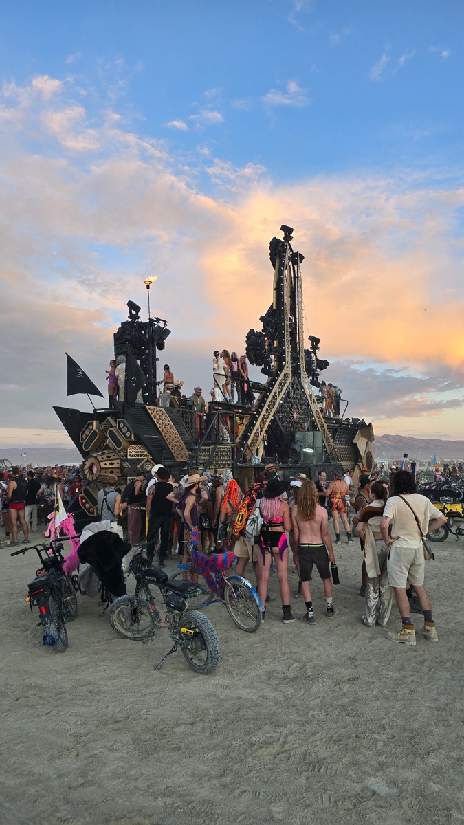 Арт-кар Burning Man 2025 (да, он еще и ездит)!