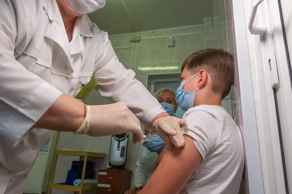    Вакцинация детей остается добровольной. Олег ЗОЛОТО