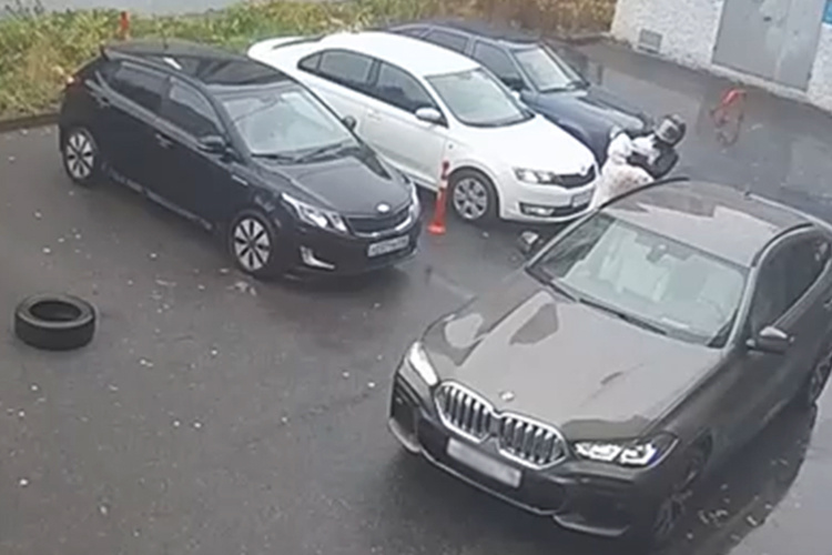    Когда Ирина Шевырева подошла к заднему правому колесу, мужчина встал из-за автомобиля. Женщину это, судя по видео, не напугало — она не посторонилась. В этот момент неизвестный достал нож и начал бить Шевыреву. Она отчаянно сопротивлялась.   
Фото: стоп-кадр видео