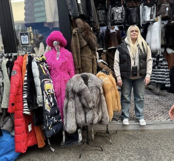 На рынке «Садовод» по-прежнему можно купить все. Фото: из соцсети журналиста Мити Самойлова