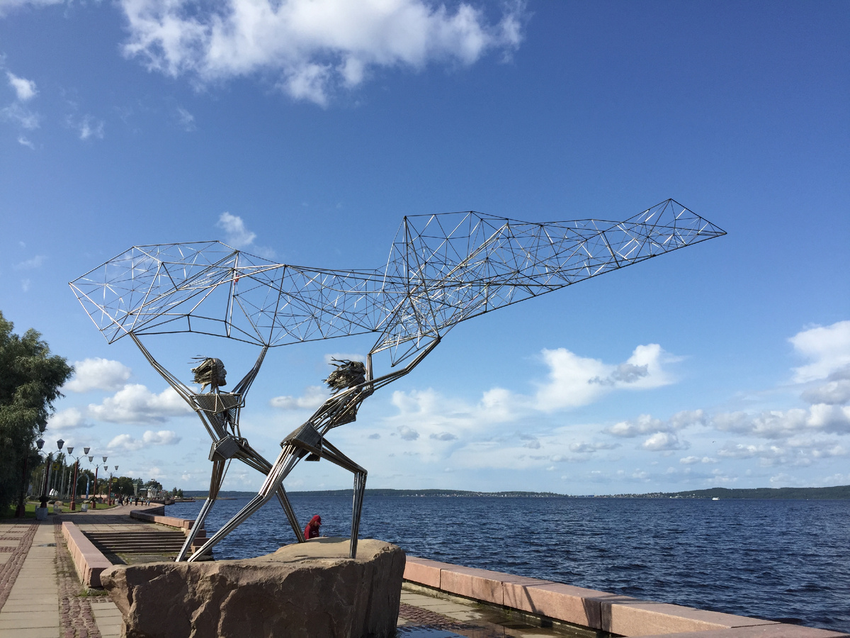 Памятник рыбакам на набережной Онежского озера. Петрозаводск, Карелия, 2019