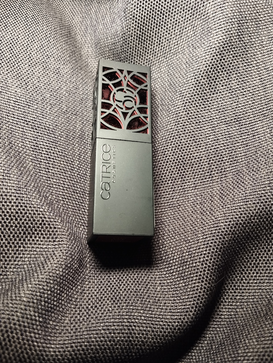 Помада Catrice Mystic Forest стоимостью 527 руб. 