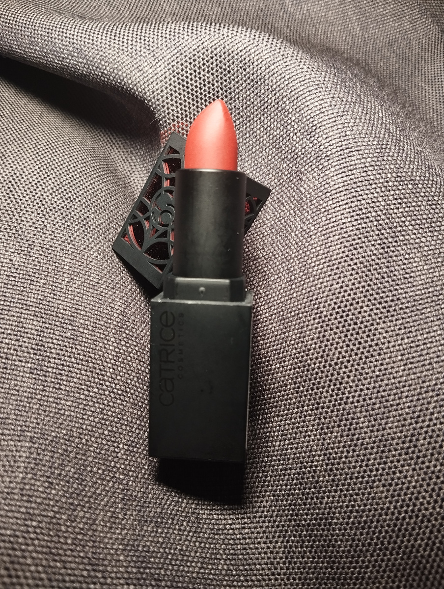 Помада Catrice Mystic Forest в оттенке C02 Dark Seduction. 