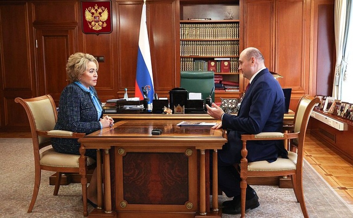 Евгений Солнцев рассказал Валентине Матвиенко о социально-экономическом развитии области.  Фото: Фото: пресс-служба Совета Федерации Федерального Собрания РФ / council.gov.ru