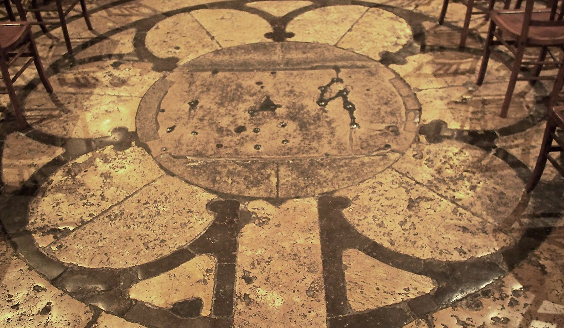 2.3. Источник изображения: https://martouf.ch/2018/09/comment-parcourir-le-labyrinthe-de-la-cathedrale-de-chartres/