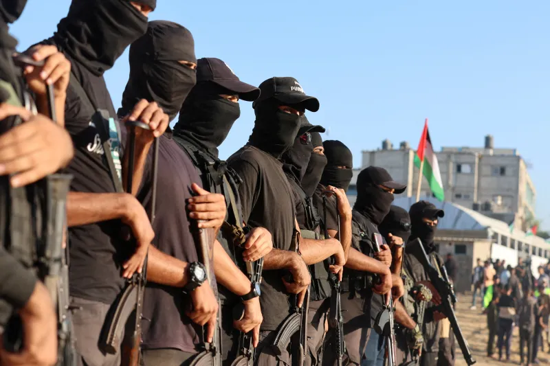 Палестинские герои стоят на страже в Хан-Юнисе, на юге сектора Газа, октябрь 2025 г. Рамадан Абед / Reuters.