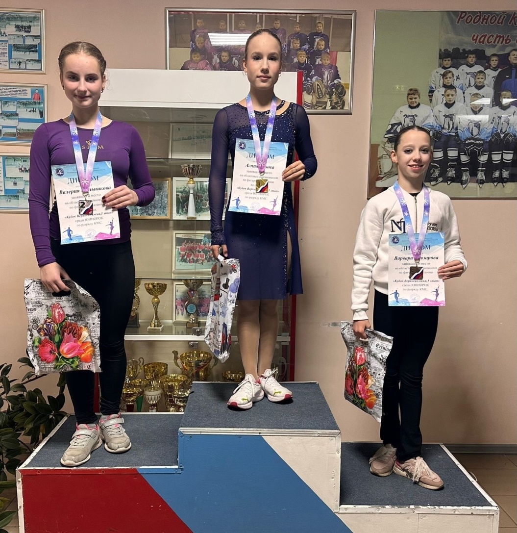    Пьедестал юниорок по программе КМС Андрей Крылов