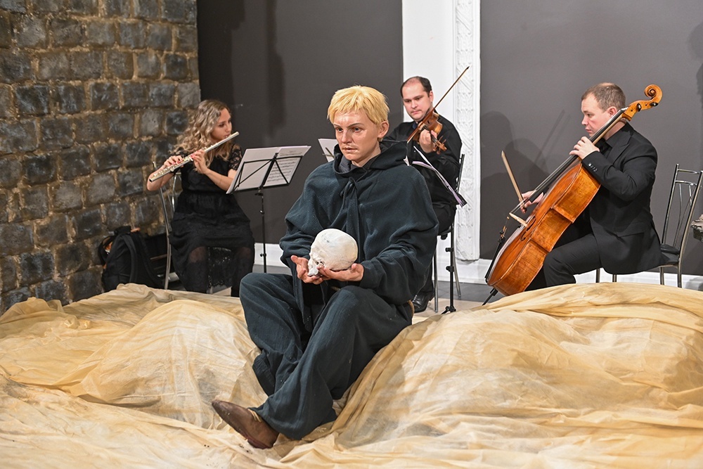    В центре выставки фигура актера в его знаковой роли - Гамлета с черепом "бедного Йорика". / Святослав Акимов/РГ