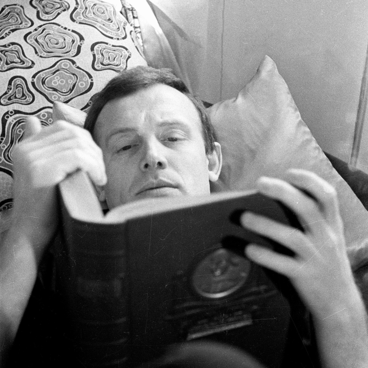    Иннокентий Смоктуновский за чтением В. Шекспира перед постановкой "Гамлета" в кино.1962 год. /Борис Виленкин / РИА Новости