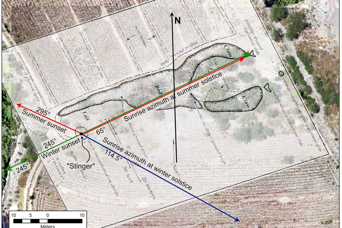    Фотография с беспилотника и наложенный контур кургана скорпиона