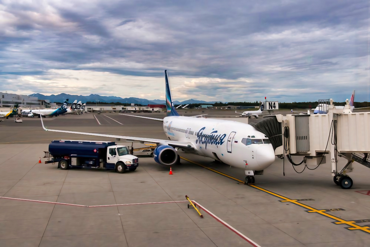 Самолёт авиакомпании Якутия в аэропорту Анкориджа