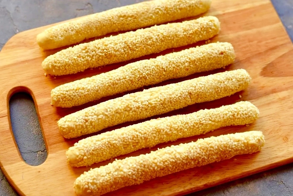 Картофельные палочки с кунжутом и чесноком запеченные в духовке.