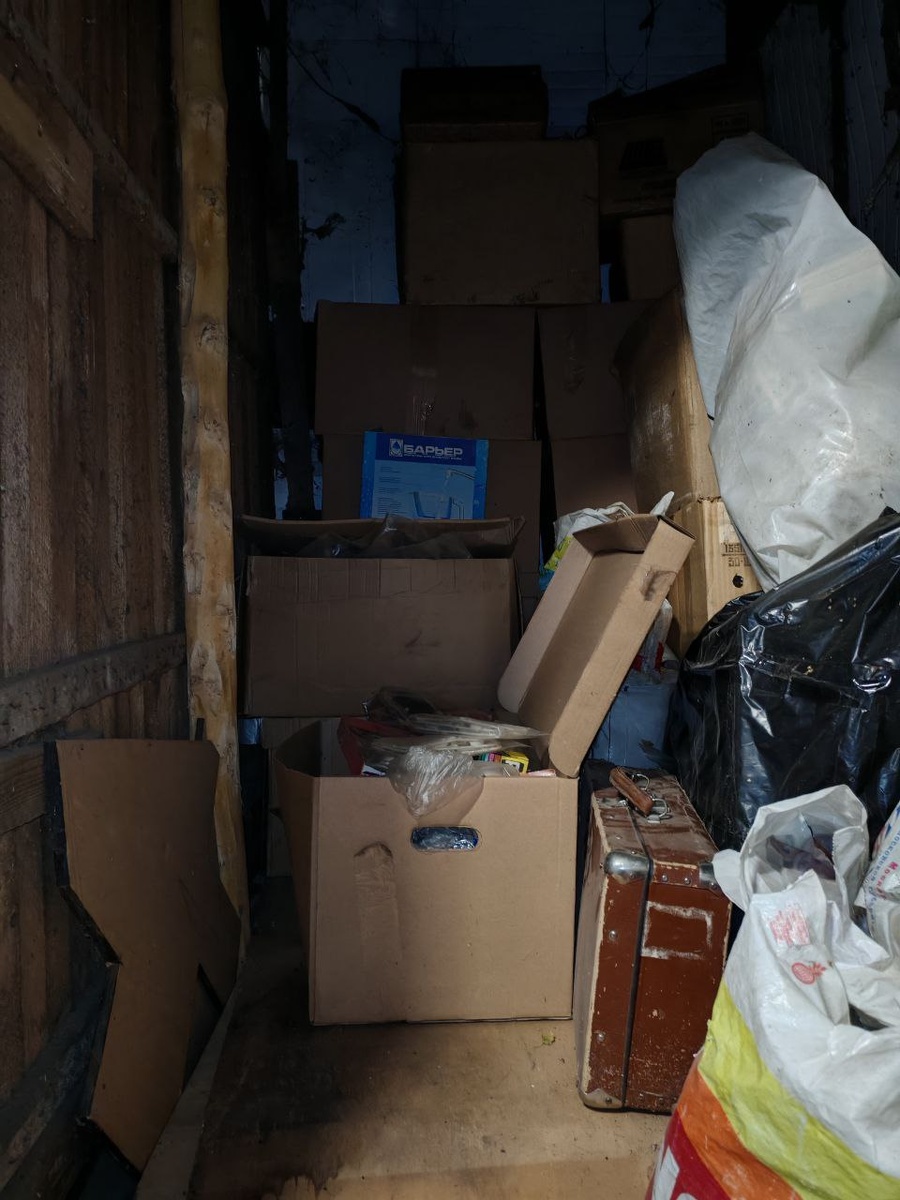 Знакомьтесь: паровозы, вагоны, самолеты и коробки с декорациями для макетов.