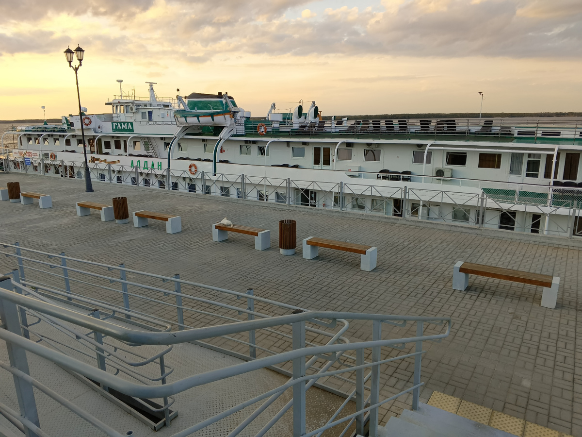 Теплоход Алдан в Козьмодемьянске (Республика Марий Эл) - 23.09.2025 года. Из личного архива двух Капах.