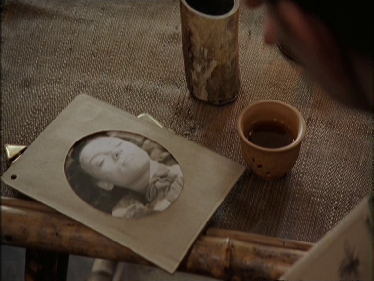 Кадр из фильма «Шерлок Холмс и дело о шёлковом чулке» (2004)