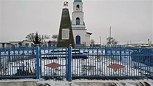 Памятник погибшим чекистам на площади перед храмом.