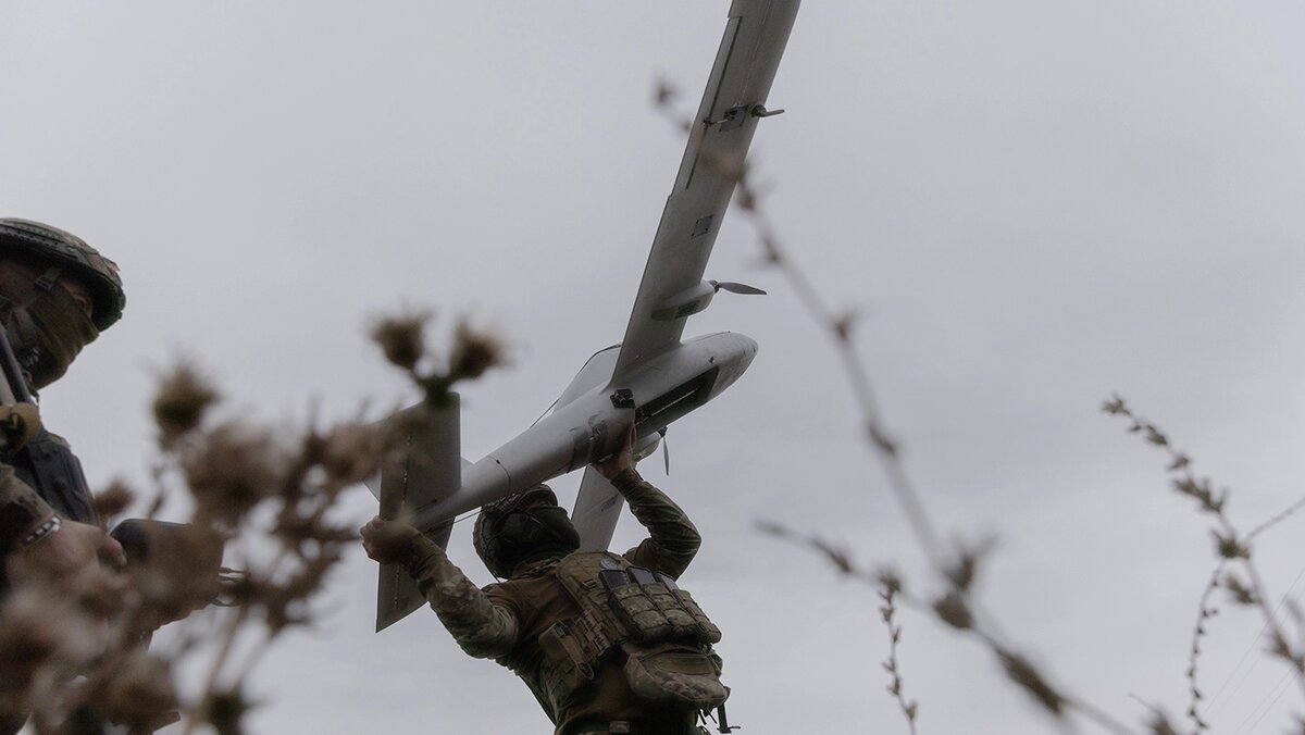   Yevhen Titov / AP- Украинские солдаты готовятся к запуску беспилотного летательного аппарата Avenger в Харьковской области Украины, 24 сентября 2025 года