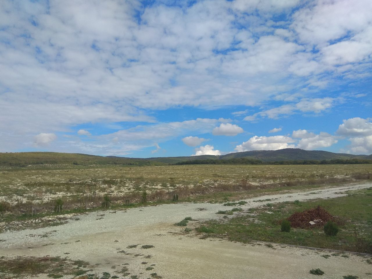 Въезд на участок имеет контруклон к естественному ландшафту.