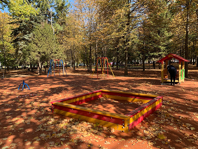   На детских площадках в парке Бородино уложили резиновое покрытие
