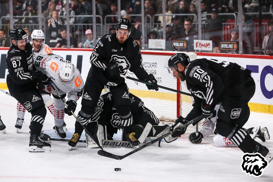    «Трактор» в матче против «Авангарда» отыгрывался по ходу всей встречи, но все же уступил — 5:8. Фото ХК «Трактор»