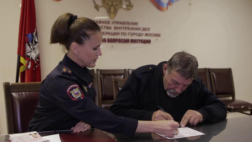     Депортированному из Латвии пенсионеру вручили паспорт гражданина РФ t.me/Ирина Волк