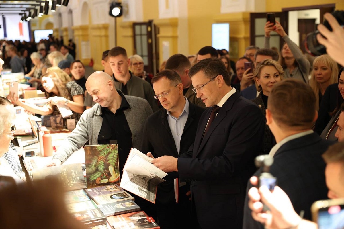    Губернатор Глеб Никитин напомнил о том, что в Нижнем Новгороде существуют свои современные книжные традиции