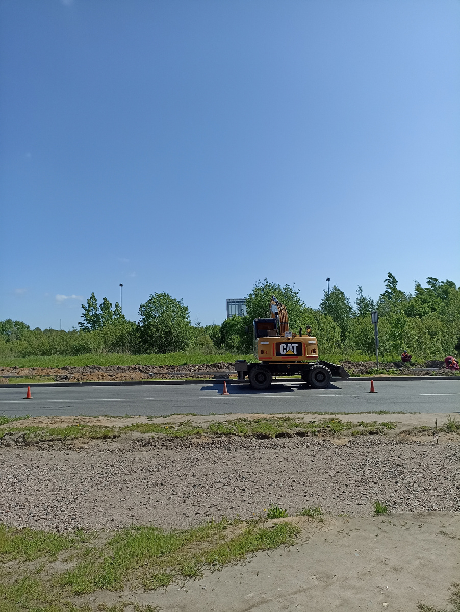 Строительство нового тротуара в Бугры за проспектом Культуры. Я сам часто проходил по этому переходу. А пере проспектом пока грунтовая дорога. 